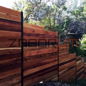 Деревянный забор на металлических столбах фото