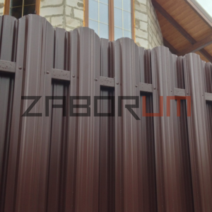 Забор из коричневого евроштакетника фото